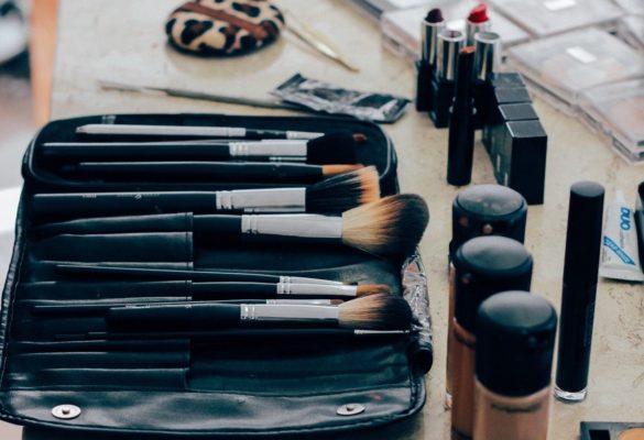 5 cosméticos que no pueden faltar en tu bolso