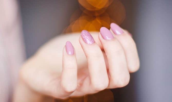 Los mejores tonos de uñas para invitadas de boda