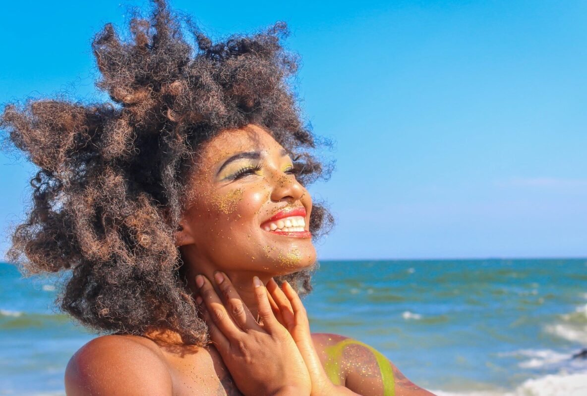 Cum să-ți păstrezi pielea bronzată fără să faci plajă