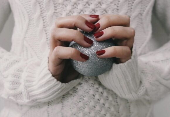 Christmas manicure ideas trends in colors and designs